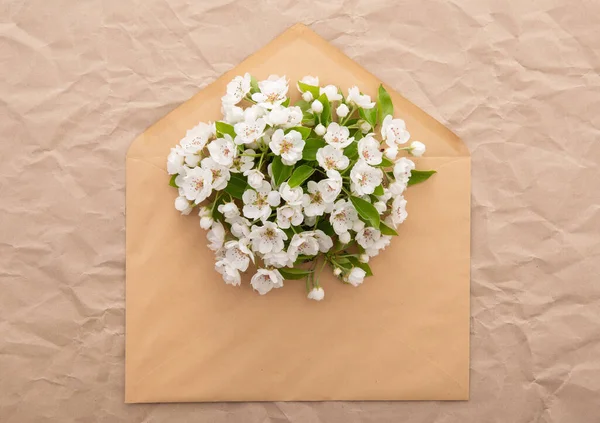 Cerezo Sobre Con Flores Primavera Sobre Fondo Papel Decorativo Arrugado — Foto de Stock