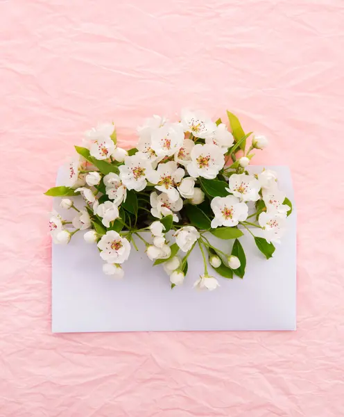 Kersenboom Envelop Met Lentebloemen Verkreukelde Decoratieve Papieren Achtergrond Ontwerp Het — Stockfoto