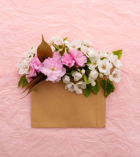 盛开的樱花和白樱桃树 用春花包裹在粉红折皱的装饰纸背景上的信封 春天的设计理念 — 图库照片