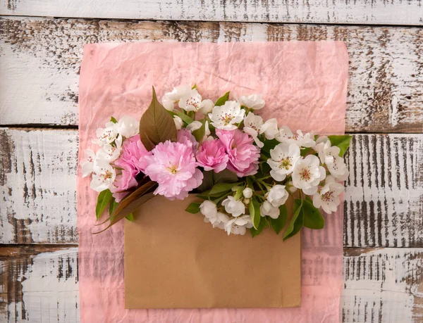 Sakura Florescente Cerejeira Branca Envelope Com Flores Primavera Sobre Rosa — Fotografia de Stock