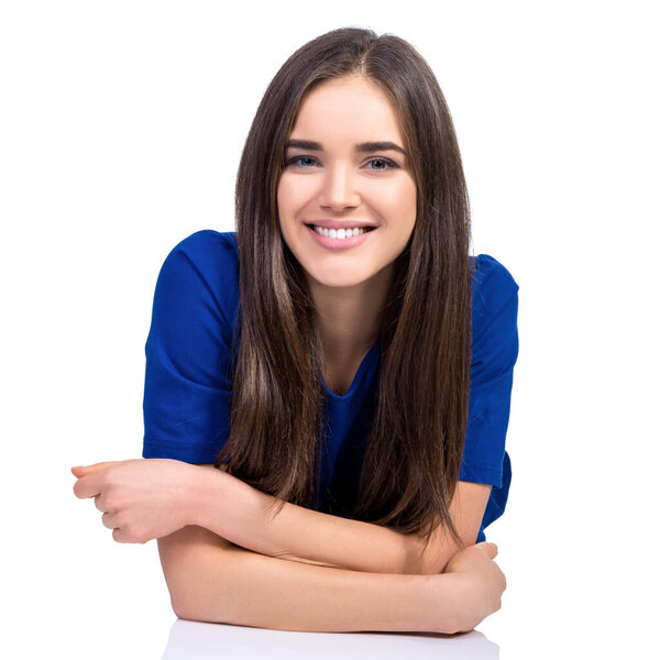 Очаровательная улыбающаяся молодая женщина, держась за руки аккуратно к лицу, позируя на белом фоне