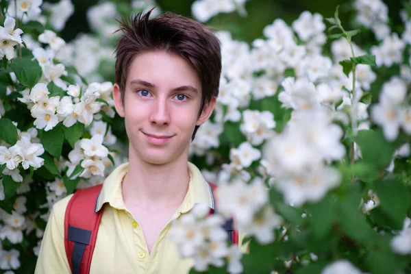 Jovem Bonito Anos Adolescente Menino Vestindo Camiseta Amarela Com Mochila — Fotografia de Stock