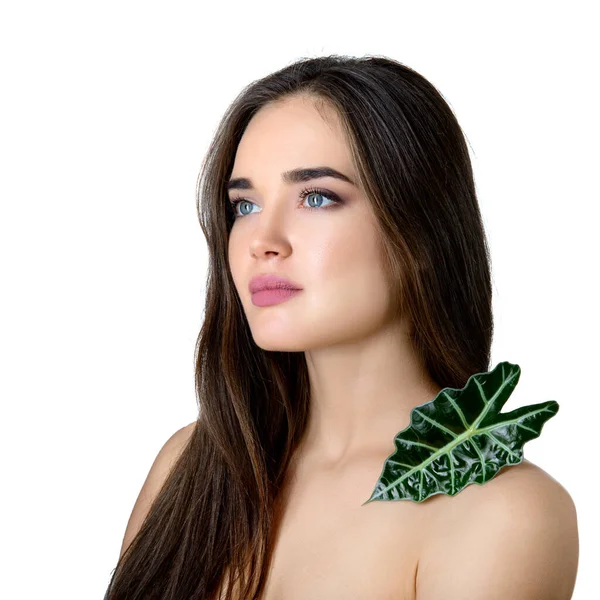 Szépséges Női Portré Gyönyörű Fiatal Zöld Levelet Tart Fehér Háttér — Stock Fotó