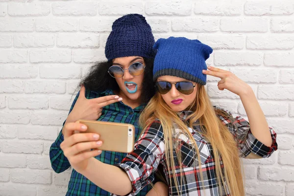 Duas Meninas Engraçadas Felizes Tomando Selfie Com Telefones Inteligentes Sobre — Fotografia de Stock