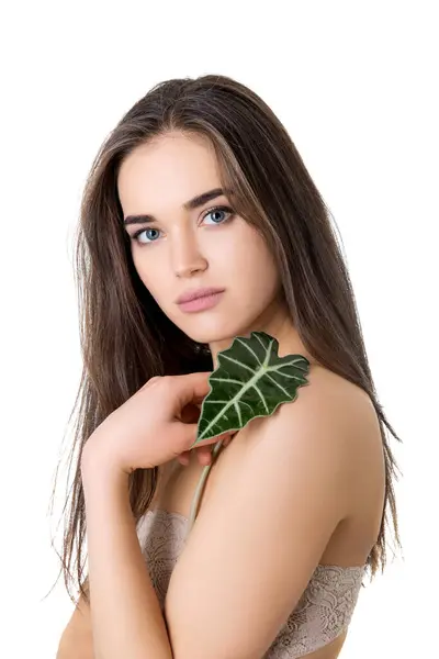 Γυναικείο Πορτραίτο Όμορφη Νεαρή Γυναίκα Κρατώντας Πράσινο Φύλλο Πάνω Από — Φωτογραφία Αρχείου