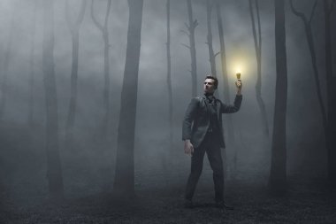 Ormandaki işadamı 3 boyutlu illüstrasyon