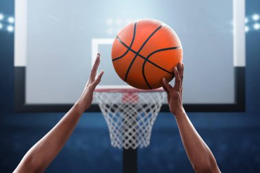 Profesyonel erkek basketbol oyuncusu iş başında.