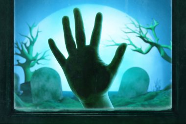 Gölge görünümlü zombi elleri mezarlıkta cam arkasında dolunay, korku filmi retro TV 'de