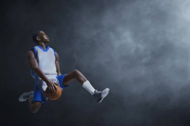 3D illüstrasyon profesyonel basketbolcu koyu arkaplanda smaç