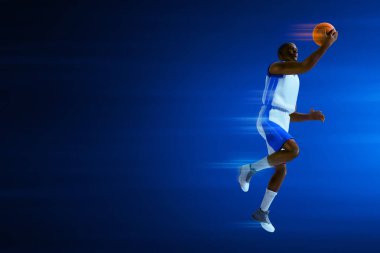 3D illüstrasyon: Koyu mavi arka planda genç profesyonel basketbol oyuncusu turnikesi