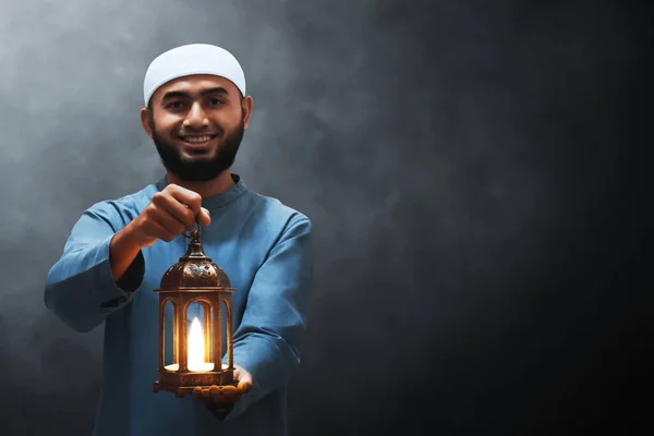Portré Jóképű Fiatal Ázsiai Muszlim Férfi Szakállas Gazdaság Arab Lámpás Jogdíjmentes Stock Képek