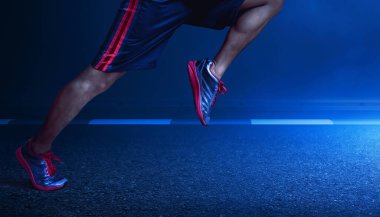 Genç adam koşan bacaklar gecenin karanlığında dumanla koşuyor