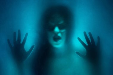 Camın arkasında kapana kısılmış korkunç hayalet kadın, Cadılar Bayramı teması