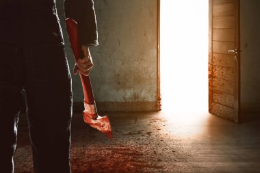 Bozuk odada kanlı baltası olan psikopat seri katil, Cadılar Bayramı teması