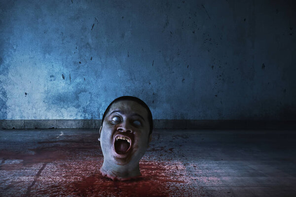 Страшная голова зомби в доме с привидениями, тема Хэллоуина