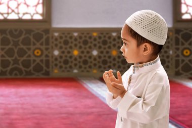Camide dua eden Asyalı Müslüman çocuğun portresi, Kurban Bayramı Mübarek konsepti.