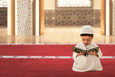 Cami kapısında Kur 'an okuyan Asyalı Müslüman çocuk. Kemerli İslami süs, Kurban Bayramı Mübarek konsepti.