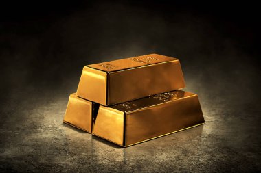 Koyu arkaplanda parlak altın külçeler yığını