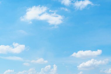 Pofuduk beyaz bulutlu açık mavi bir gökyüzü güneşli bir gün için mükemmel sakin ve huzurlu bir atmosfer yaratır. canlı renkler sükunet ve sükuneti çağrıştırıyor.