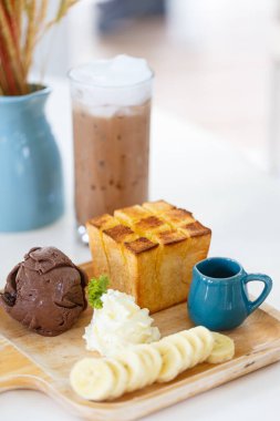 Çikolatalı dondurma, tost ve muz dilimleri ile nefis bir tatlı..
