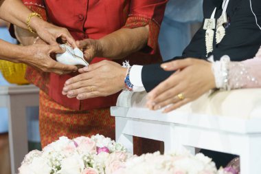 Geleneksel bir nikah töreni. Yüzükler ve dualar.