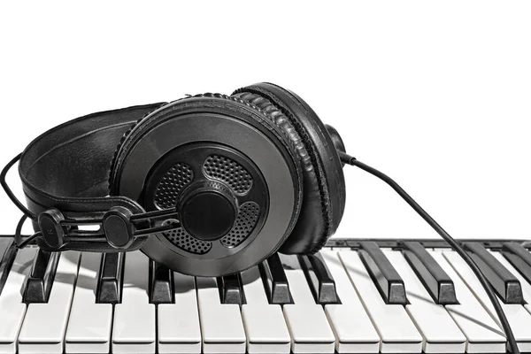 Kopfhörer Und Tastatur Isoliert Auf Weißem Hintergrund — Stockfoto