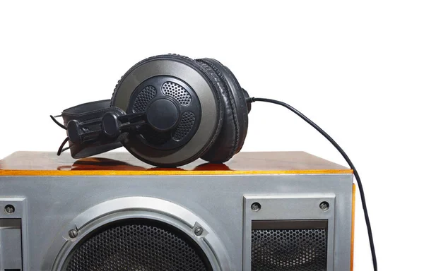 Kopfhörer Auf Lautsprechersystem Isoliert Auf Weißem Hintergrund — Stockfoto