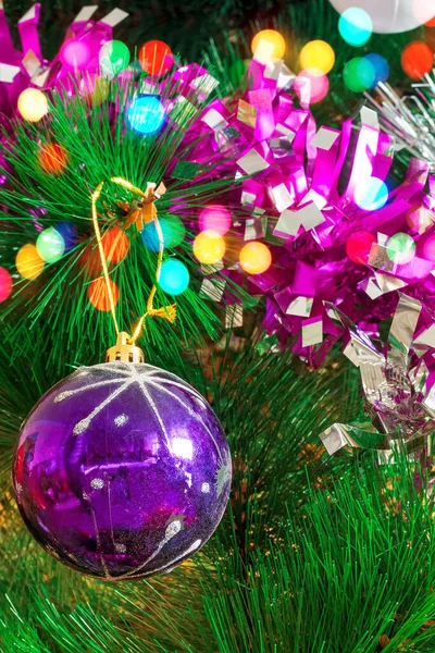 Blauwe Kerstbal Een Kunstmatige Kerstboom Met Kleurrijke Bokeh Lichten — Stockfoto