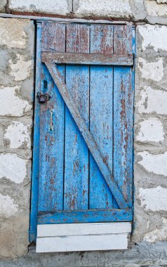 Beyaz tuğladan duvardaki eski kapı.