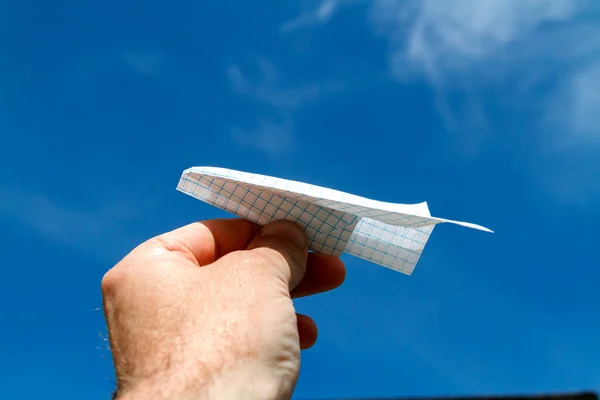 纸飞机在手的天空 — 图库照片