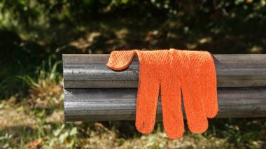 İki demir boru ve bir inşaat eldiveni.