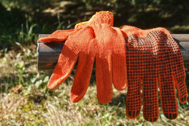 İki demir boru ve bir inşaat eldiveni.