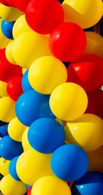Üç renkten oluşan parlak renkli balonlar yaklaş