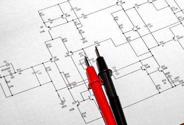 Elektronik devre diyagramının arka planına karşı kırmızı ve siyah sondalar