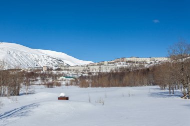 Eriyen kar, parlak bahar güneşi, buz saçakları, açık yollar, Kirovsk Murmansk bölgesi Hibiny