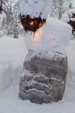 Kışın sihirli orman, Murmansk bölgesindeki gizemli orman, Kirovsk, kar ve ışıklarla dolu, fantastik yaratılış, ahşap ve kar sanatı