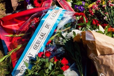 Çiçek çelenkleri, farklı ülkelerden gelen kurdelelerle anıt, ölen kahramanlar Fransa ve Strasbourg 'un yanında.