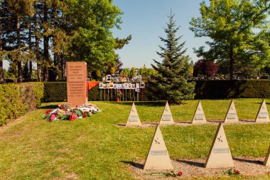 Çiçek çelenkleri, farklı ülkelerden gelen kurdelelerle anıt, ölen kahramanlar Fransa ve Strasbourg 'un yanında.