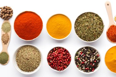 Baharatlar ve bitkiler. Beyaz arka planda izole edilmiş yemek pişirmek için renkli otlar ve baharatlar