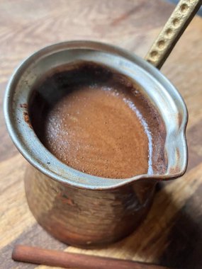 Zengin köpüklü bakır bir kafeste Aromatik Türk kahvesi.