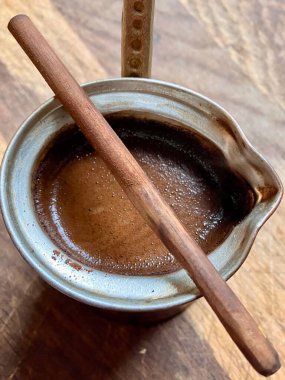 Zengin köpüklü bakır bir kafeste Aromatik Türk kahvesi.