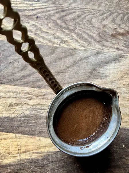 Zengin köpüklü bakır bir kafeste Aromatik Türk kahvesi.