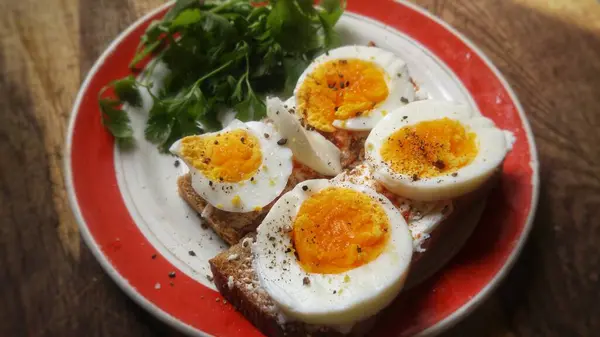 Sağlıklı bir kahvaltıda haşlanmış yumurta, biber ve taze otlarla tatlandırılmış..