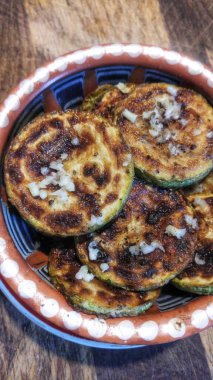 Köy kabağında ızgara kabak dilimleri, sarımsak ve biber..