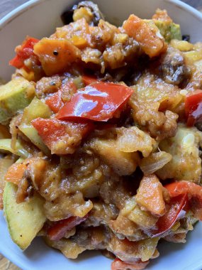 Lezzetli Gürcü Ajapsandali: patlıcan, biber ve bitkilerle canlı sebze güveci.