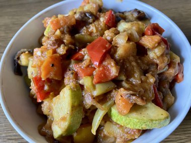 Lezzetli Gürcü Ajapsandali: patlıcan, biber ve bitkilerle canlı sebze güveci.