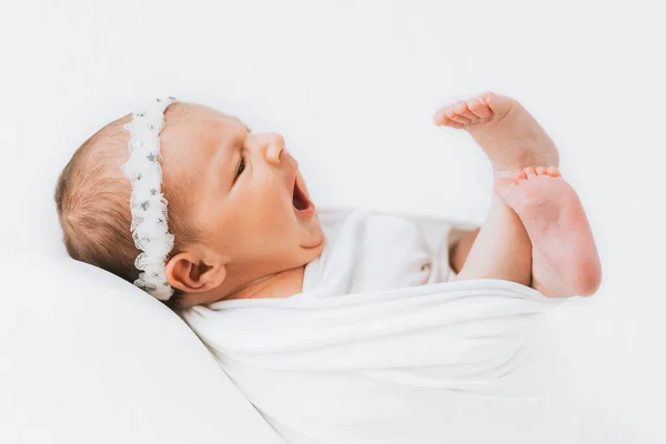 Pasgeboren Baby Meisje Geeuwen — Stockfoto