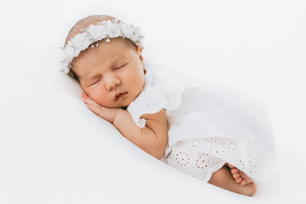 Pasgeboren Baby Meisje Portret Gefotografeerd Studio Rechtenvrije Stockfoto's