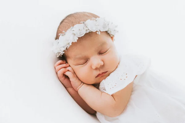 Pasgeboren Baby Meisje Portret Gefotografeerd Studio Rechtenvrije Stockafbeeldingen