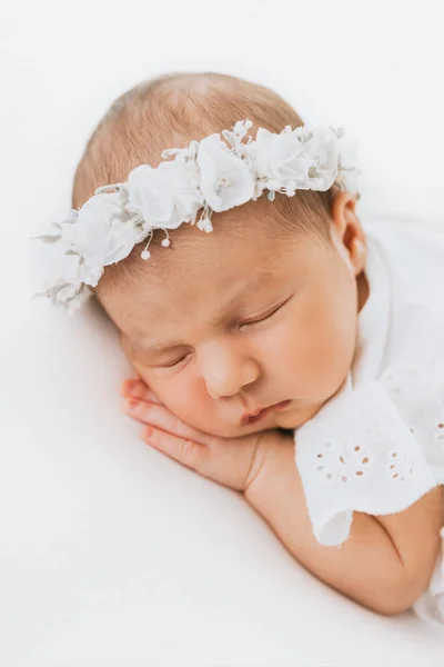 Pasgeboren Baby Meisje Portret Gefotografeerd Studio Rechtenvrije Stockafbeeldingen
